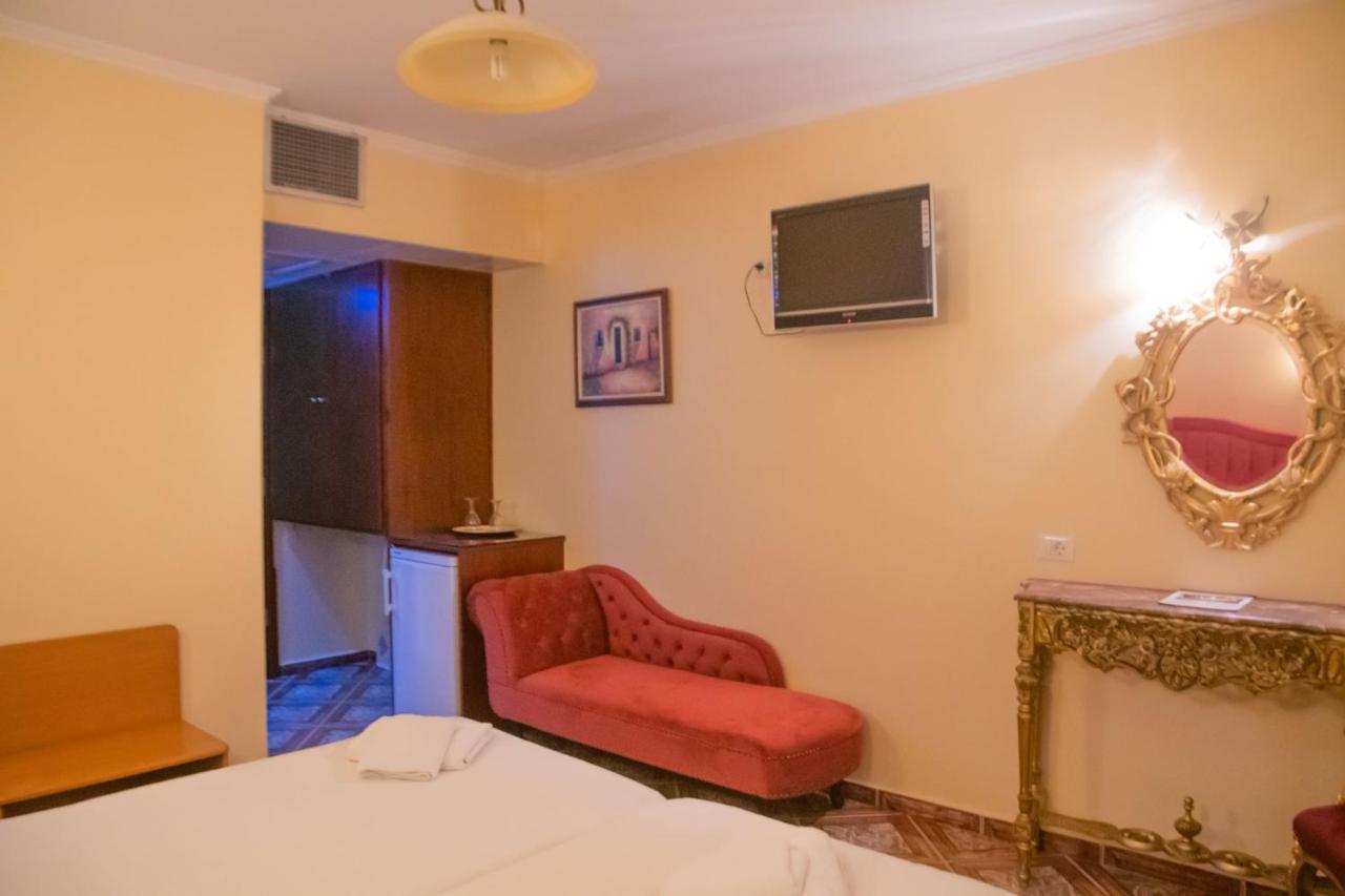 Hotel Astoria อีกูเมนิทซา ภายนอก รูปภาพ